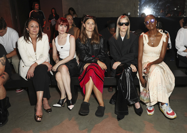 الصف الأول في عرض مجموعة ديفيد كوما لربيع وصيف 2024 في لندن