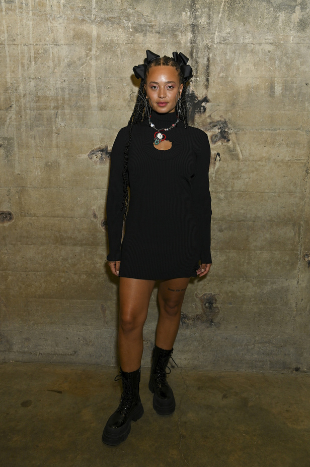 الصف الأول في عرض مجموعة ديفيد كوما لربيع وصيف 2024 في لندن