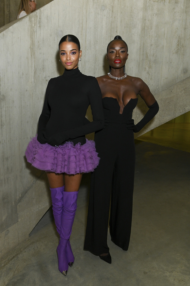 الصف الأول في عرض مجموعة ديفيد كوما لربيع وصيف 2024 في لندن