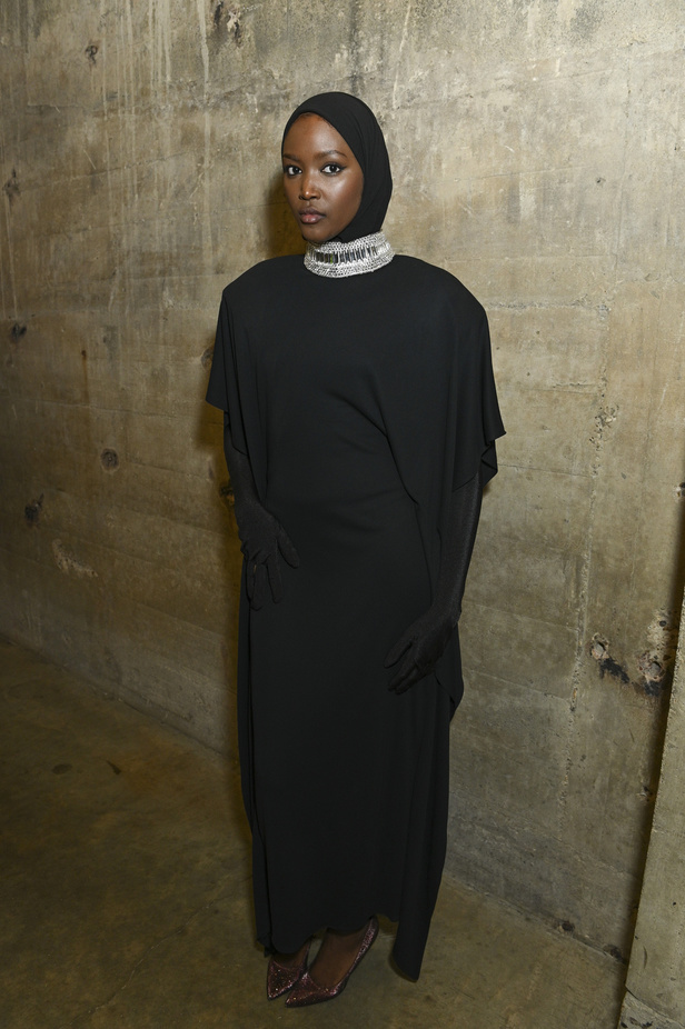 الصف الأول في عرض مجموعة ديفيد كوما لربيع وصيف 2024 في لندن