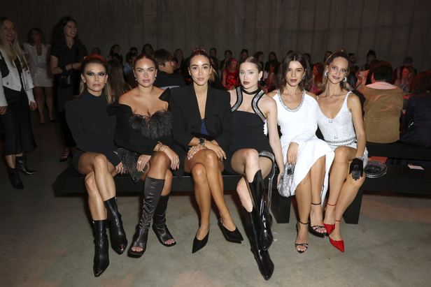 الصف الأول في عرض مجموعة ديفيد كوما لربيع وصيف 2024 في لندن