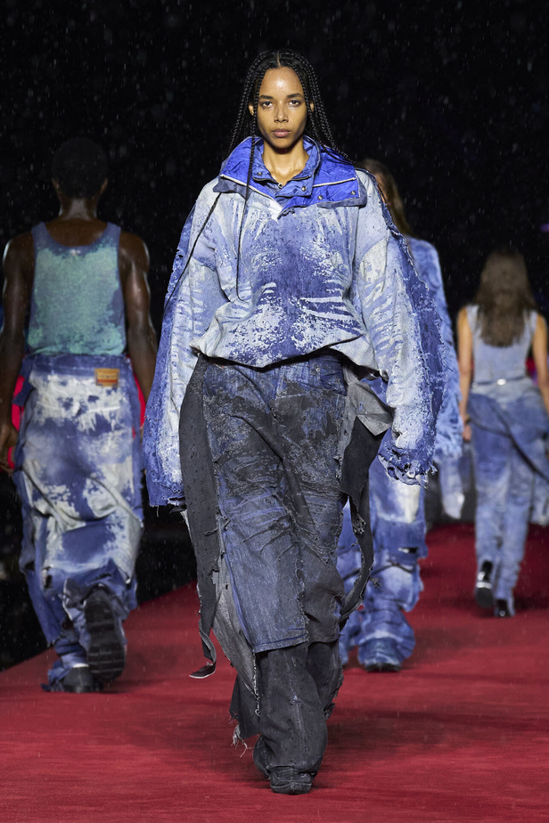 الأناقة الشبابية وأقمشة الجينز تحيي عرض Diesel لموسم ربيع وصيف 2024