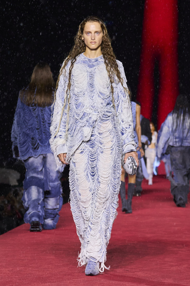 الأناقة الشبابية وأقمشة الجينز تحيي عرض Diesel لموسم ربيع وصيف 2024