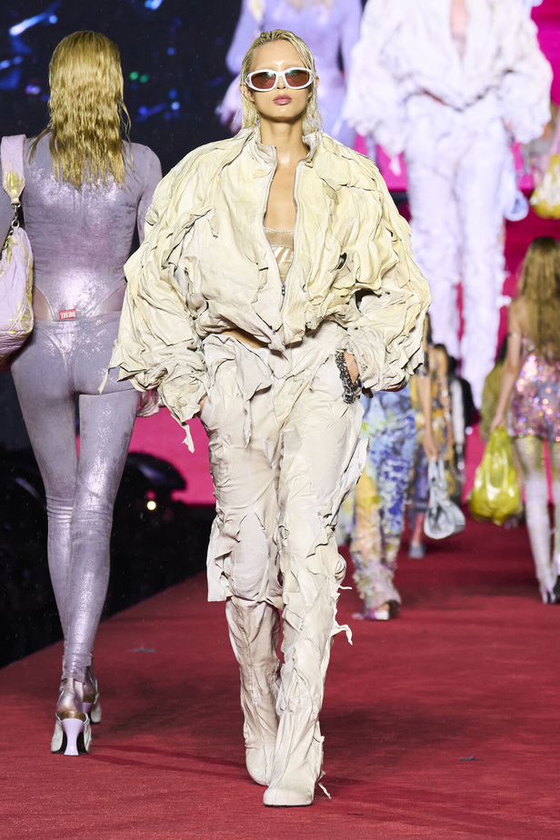 الأناقة الشبابية وأقمشة الجينز تحيي عرض Diesel لموسم ربيع وصيف 2024