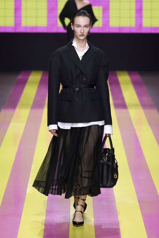 ماريا غراتسيا كيوري تعيدنا الى مبادئ الأنوثة والنسوية في مجموعة Dior لربيع وصيف 2024