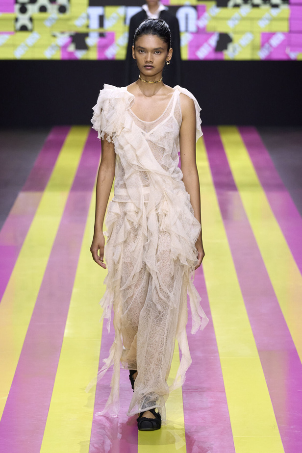 ماريا غراتسيا كيوري تعيدنا الى مبادئ الأنوثة والنسوية في مجموعة Dior لربيع وصيف 2024