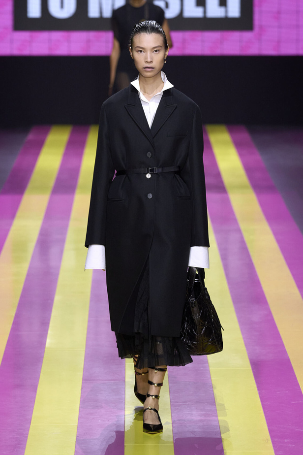 ماريا غراتسيا كيوري تعيدنا الى مبادئ الأنوثة والنسوية في مجموعة Dior لربيع وصيف 2024