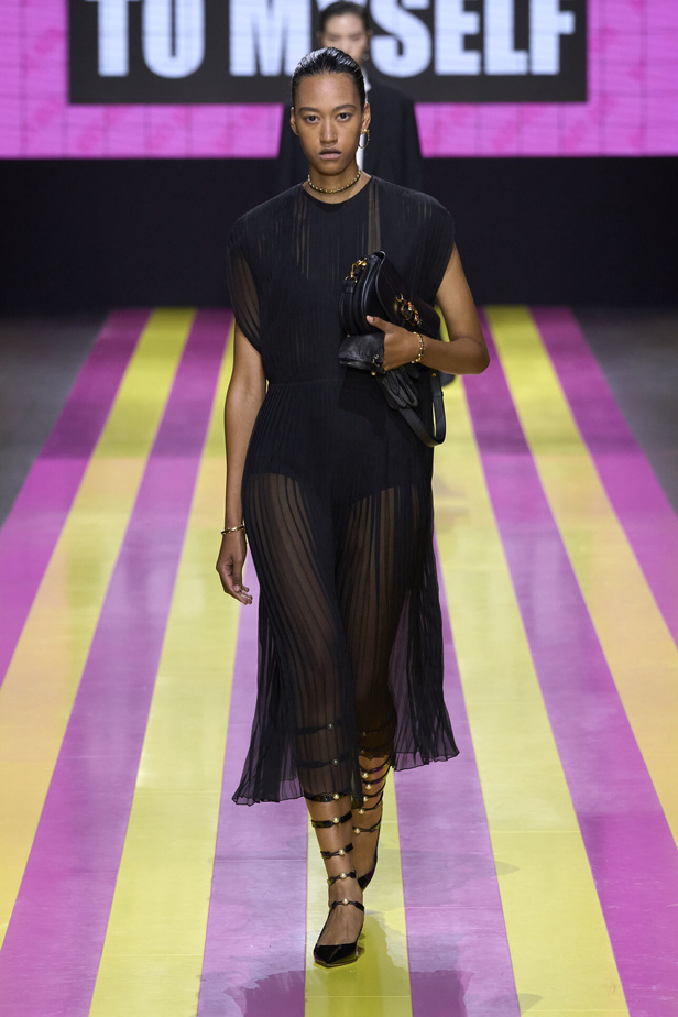 ماريا غراتسيا كيوري تعيدنا الى مبادئ الأنوثة والنسوية في مجموعة Dior لربيع وصيف 2024