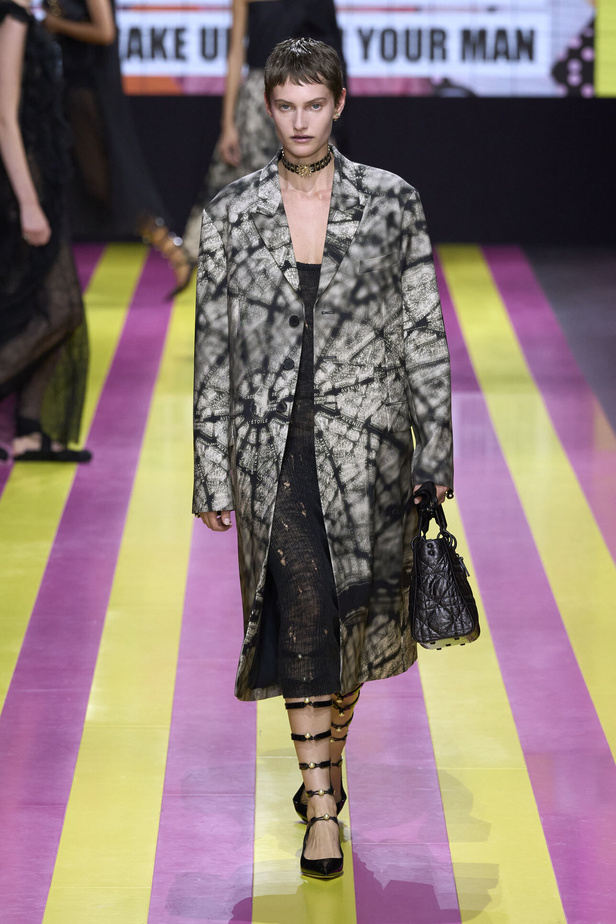 ماريا غراتسيا كيوري تعيدنا الى مبادئ الأنوثة والنسوية في مجموعة Dior لربيع وصيف 2024