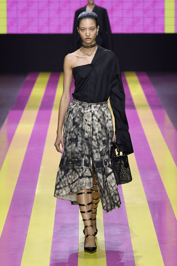 ماريا غراتسيا كيوري تعيدنا الى مبادئ الأنوثة والنسوية في مجموعة Dior لربيع وصيف 2024