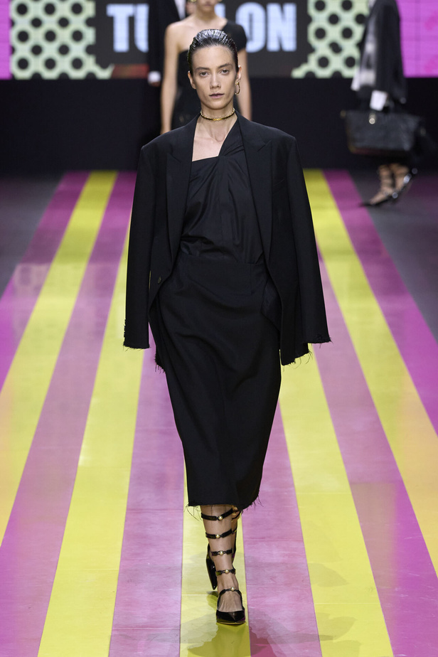 ماريا غراتسيا كيوري تعيدنا الى مبادئ الأنوثة والنسوية في مجموعة Dior لربيع وصيف 2024