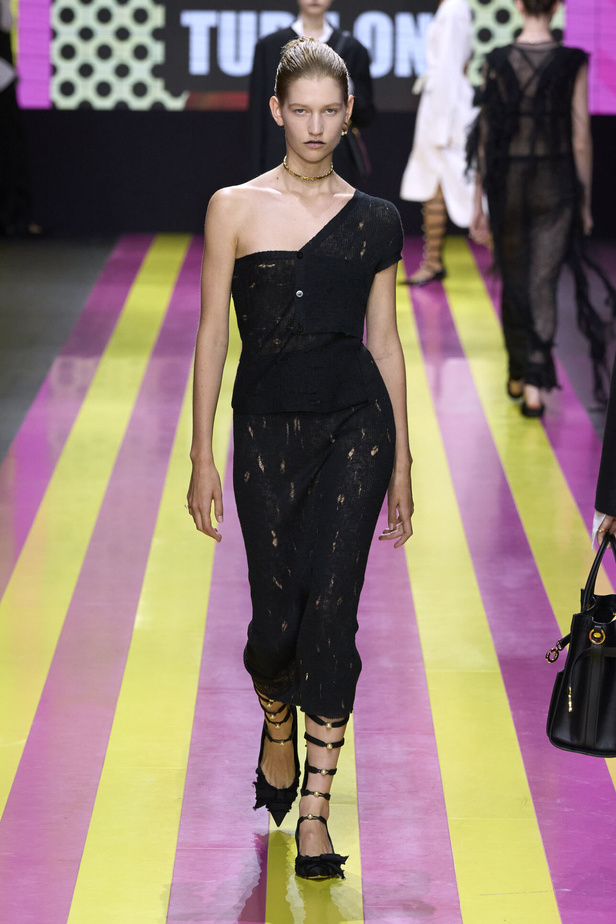 ماريا غراتسيا كيوري تعيدنا الى مبادئ الأنوثة والنسوية في مجموعة Dior لربيع وصيف 2024