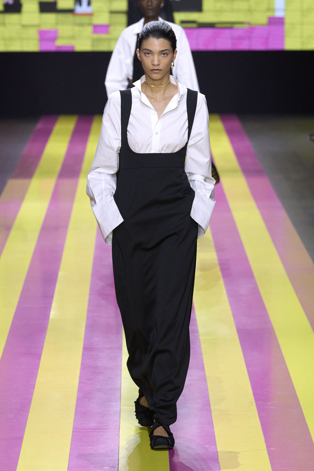 ماريا غراتسيا كيوري تعيدنا الى مبادئ الأنوثة والنسوية في مجموعة Dior لربيع وصيف 2024