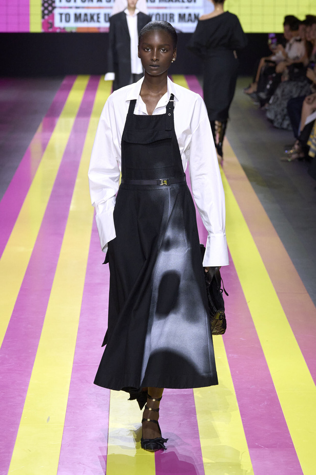 ماريا غراتسيا كيوري تعيدنا الى مبادئ الأنوثة والنسوية في مجموعة Dior لربيع وصيف 2024