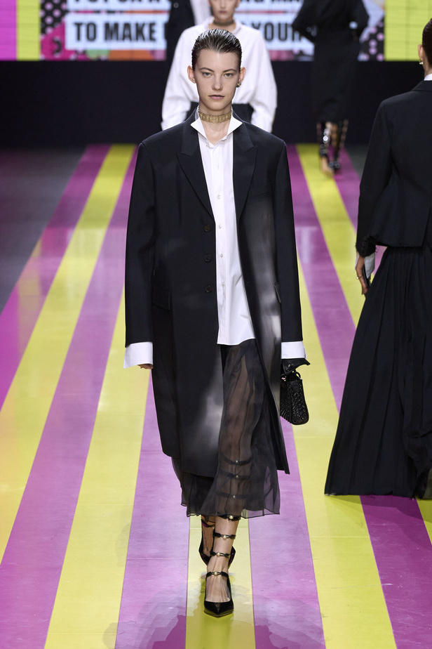 ماريا غراتسيا كيوري تعيدنا الى مبادئ الأنوثة والنسوية في مجموعة Dior لربيع وصيف 2024