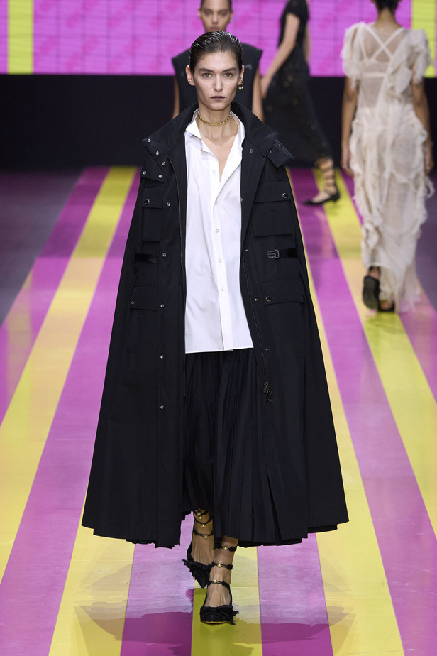 ماريا غراتسيا كيوري تعيدنا الى مبادئ الأنوثة والنسوية في مجموعة Dior لربيع وصيف 2024