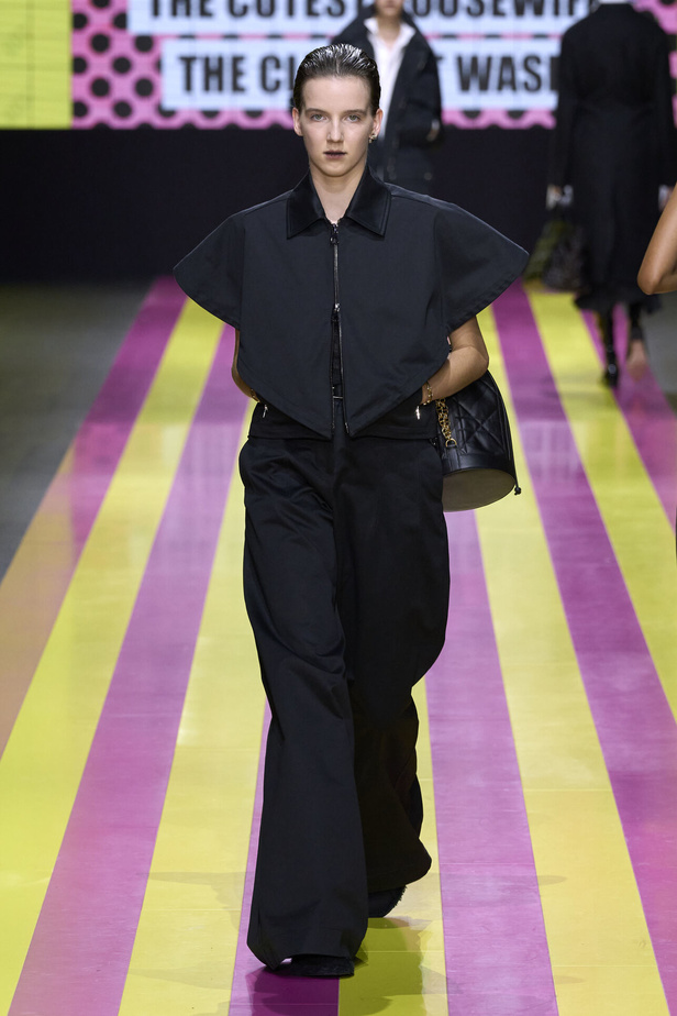 ماريا غراتسيا كيوري تعيدنا الى مبادئ الأنوثة والنسوية في مجموعة Dior لربيع وصيف 2024