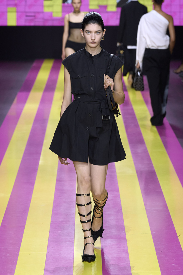 ماريا غراتسيا كيوري تعيدنا الى مبادئ الأنوثة والنسوية في مجموعة Dior لربيع وصيف 2024