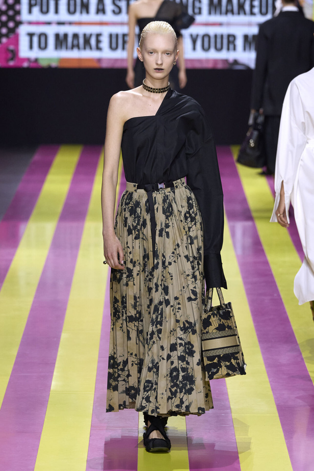 ماريا غراتسيا كيوري تعيدنا الى مبادئ الأنوثة والنسوية في مجموعة Dior لربيع وصيف 2024