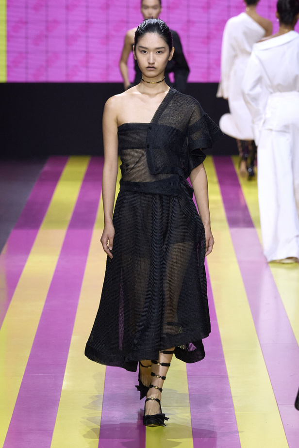 ماريا غراتسيا كيوري تعيدنا الى مبادئ الأنوثة والنسوية في مجموعة Dior لربيع وصيف 2024