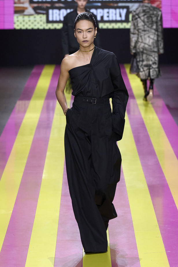 ماريا غراتسيا كيوري تعيدنا الى مبادئ الأنوثة والنسوية في مجموعة Dior لربيع وصيف 2024