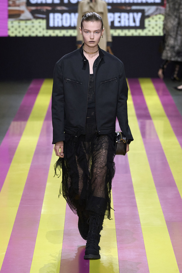 ماريا غراتسيا كيوري تعيدنا الى مبادئ الأنوثة والنسوية في مجموعة Dior لربيع وصيف 2024