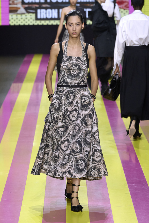 ماريا غراتسيا كيوري تعيدنا الى مبادئ الأنوثة والنسوية في مجموعة Dior لربيع وصيف 2024