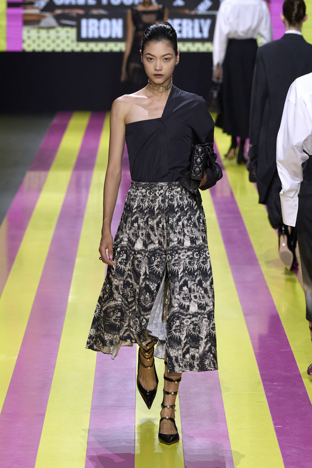 ماريا غراتسيا كيوري تعيدنا الى مبادئ الأنوثة والنسوية في مجموعة Dior لربيع وصيف 2024