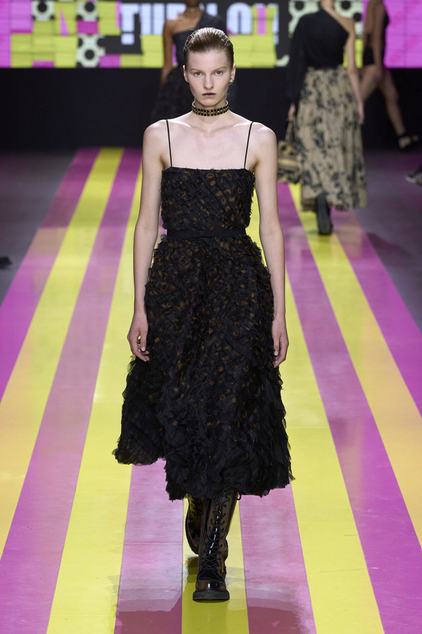 ماريا غراتسيا كيوري تعيدنا الى مبادئ الأنوثة والنسوية في مجموعة Dior لربيع وصيف 2024