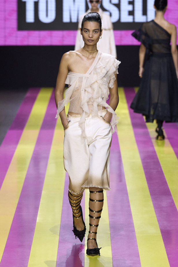 ماريا غراتسيا كيوري تعيدنا الى مبادئ الأنوثة والنسوية في مجموعة Dior لربيع وصيف 2024