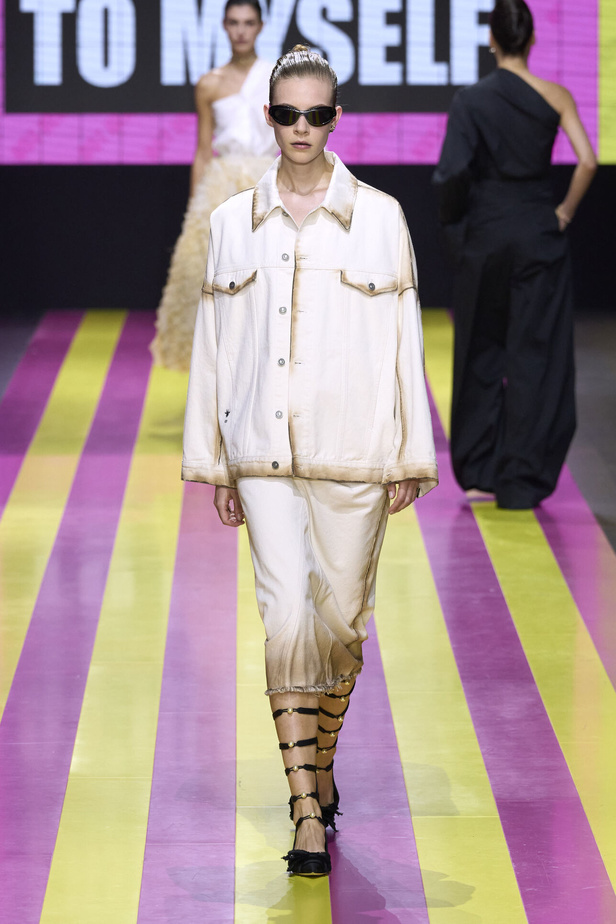 ماريا غراتسيا كيوري تعيدنا الى مبادئ الأنوثة والنسوية في مجموعة Dior لربيع وصيف 2024