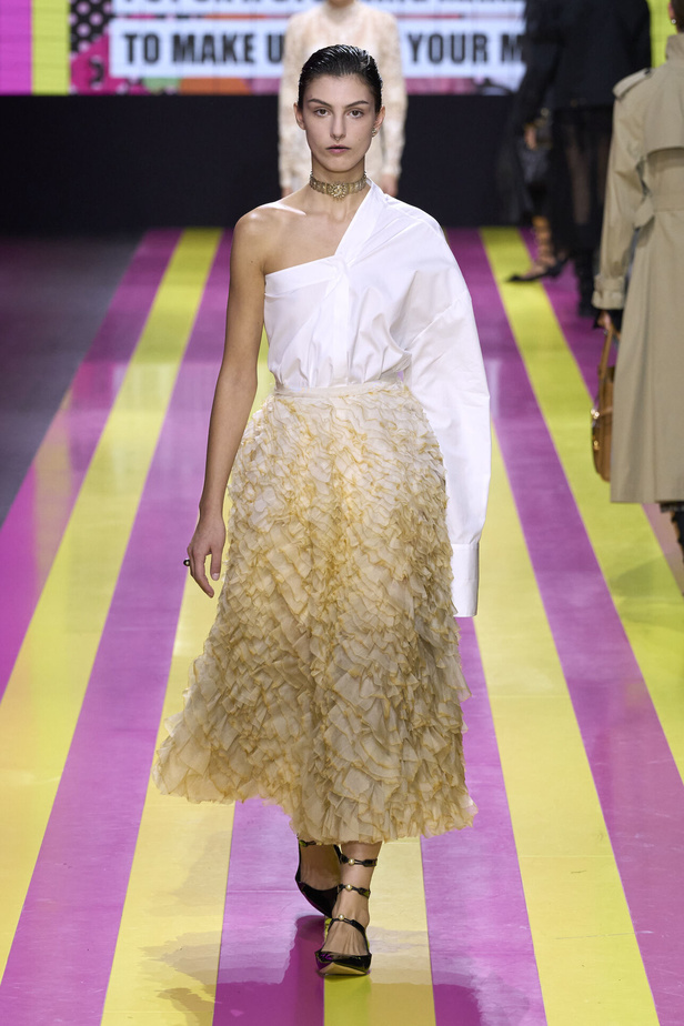 ماريا غراتسيا كيوري تعيدنا الى مبادئ الأنوثة والنسوية في مجموعة Dior لربيع وصيف 2024