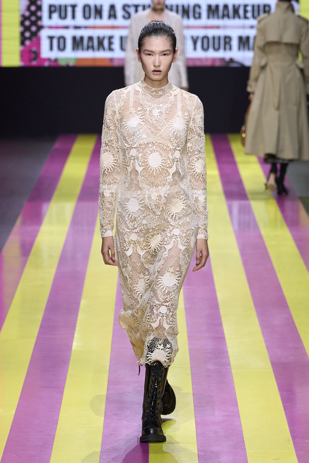 ماريا غراتسيا كيوري تعيدنا الى مبادئ الأنوثة والنسوية في مجموعة Dior لربيع وصيف 2024