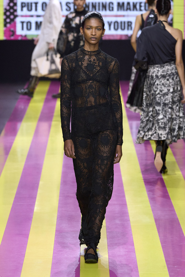 ماريا غراتسيا كيوري تعيدنا الى مبادئ الأنوثة والنسوية في مجموعة Dior لربيع وصيف 2024