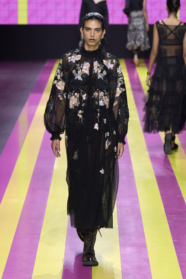 ماريا غراتسيا كيوري تعيدنا الى مبادئ الأنوثة والنسوية في مجموعة Dior لربيع وصيف 2024