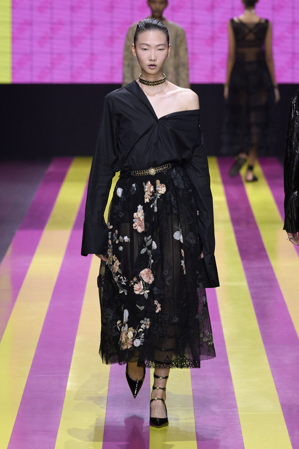 ماريا غراتسيا كيوري تعيدنا الى مبادئ الأنوثة والنسوية في مجموعة Dior لربيع وصيف 2024