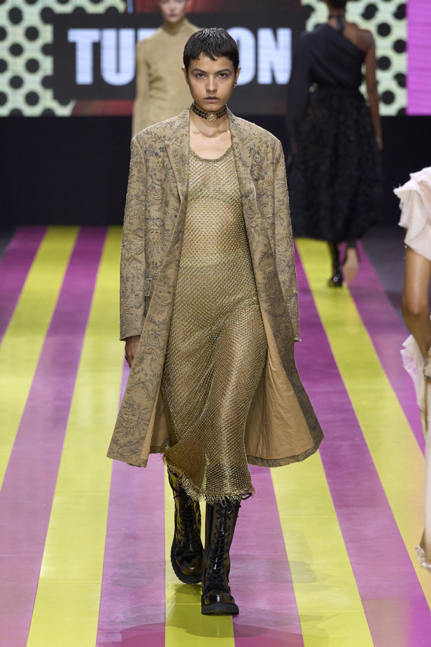 ماريا غراتسيا كيوري تعيدنا الى مبادئ الأنوثة والنسوية في مجموعة Dior لربيع وصيف 2024