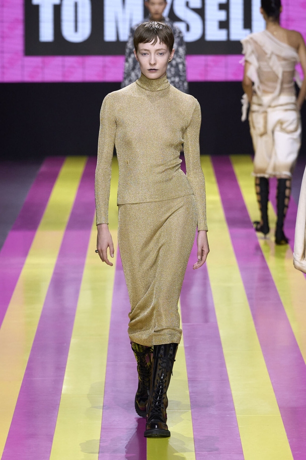 ماريا غراتسيا كيوري تعيدنا الى مبادئ الأنوثة والنسوية في مجموعة Dior لربيع وصيف 2024