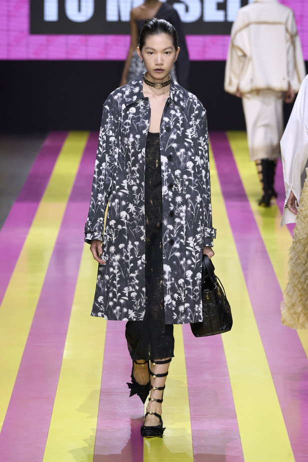 ماريا غراتسيا كيوري تعيدنا الى مبادئ الأنوثة والنسوية في مجموعة Dior لربيع وصيف 2024