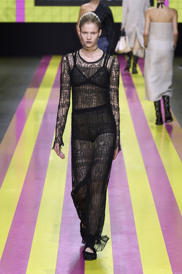 ماريا غراتسيا كيوري تعيدنا الى مبادئ الأنوثة والنسوية في مجموعة Dior لربيع وصيف 2024