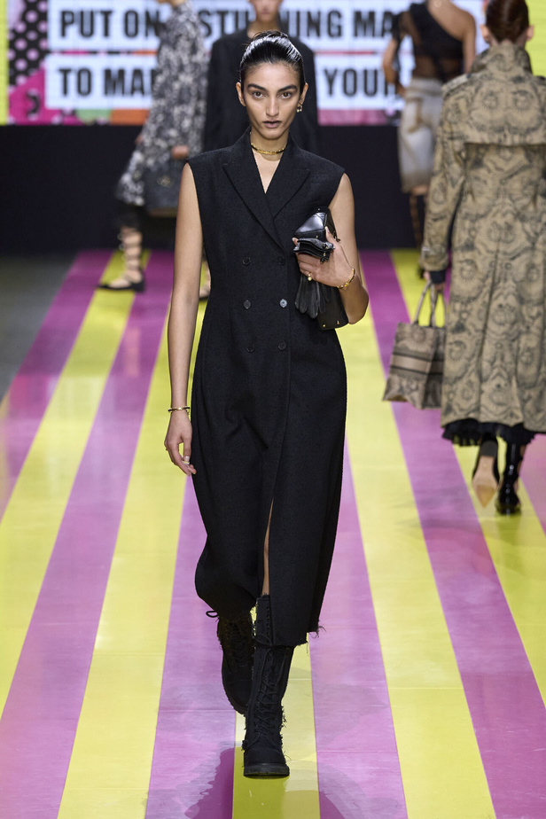 ماريا غراتسيا كيوري تعيدنا الى مبادئ الأنوثة والنسوية في مجموعة Dior لربيع وصيف 2024