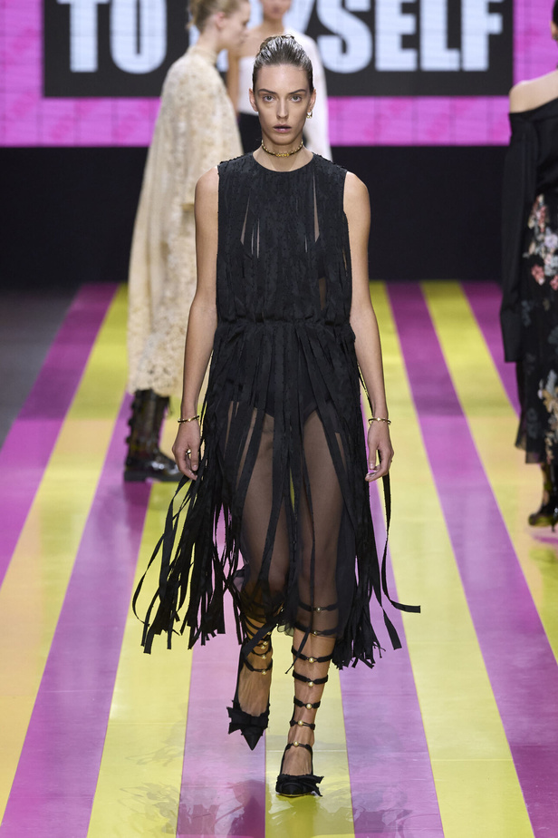 ماريا غراتسيا كيوري تعيدنا الى مبادئ الأنوثة والنسوية في مجموعة Dior لربيع وصيف 2024