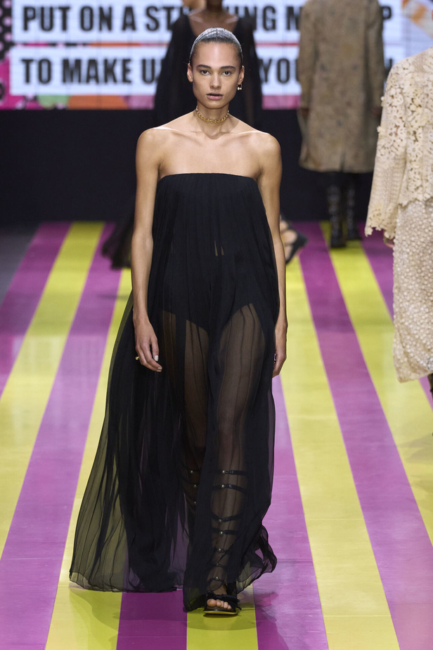 ماريا غراتسيا كيوري تعيدنا الى مبادئ الأنوثة والنسوية في مجموعة Dior لربيع وصيف 2024