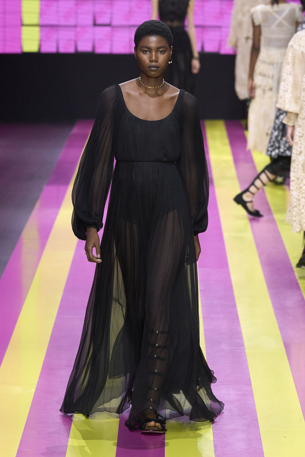 ماريا غراتسيا كيوري تعيدنا الى مبادئ الأنوثة والنسوية في مجموعة Dior لربيع وصيف 2024