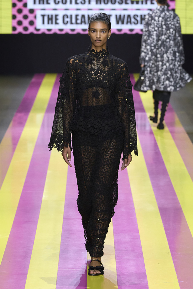 ماريا غراتسيا كيوري تعيدنا الى مبادئ الأنوثة والنسوية في مجموعة Dior لربيع وصيف 2024