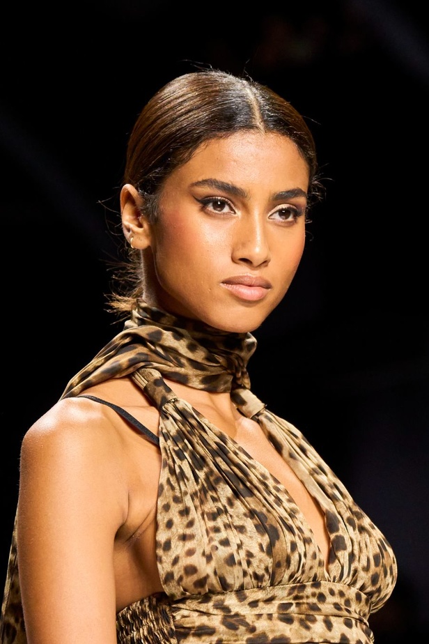 مجموعة دولتشي آند غابانا لربيع وصيف 2024 تكرّم النساء من جميع الأعمار بتصاميم أنثوية ومثيرة