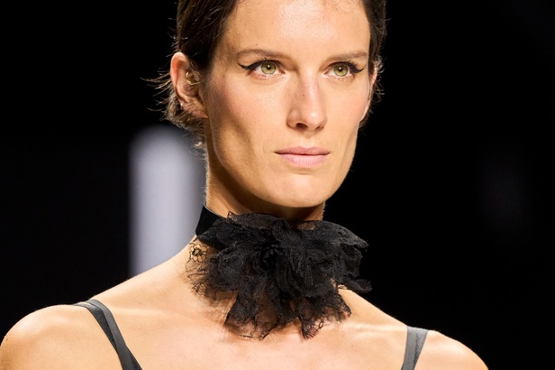 مجموعة دولتشي آند غابانا لربيع وصيف 2024 تكرّم النساء من جميع الأعمار بتصاميم أنثوية ومثيرة