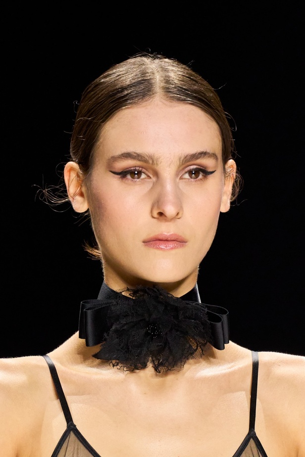 مجموعة دولتشي آند غابانا لربيع وصيف 2024 تكرّم النساء من جميع الأعمار بتصاميم أنثوية ومثيرة