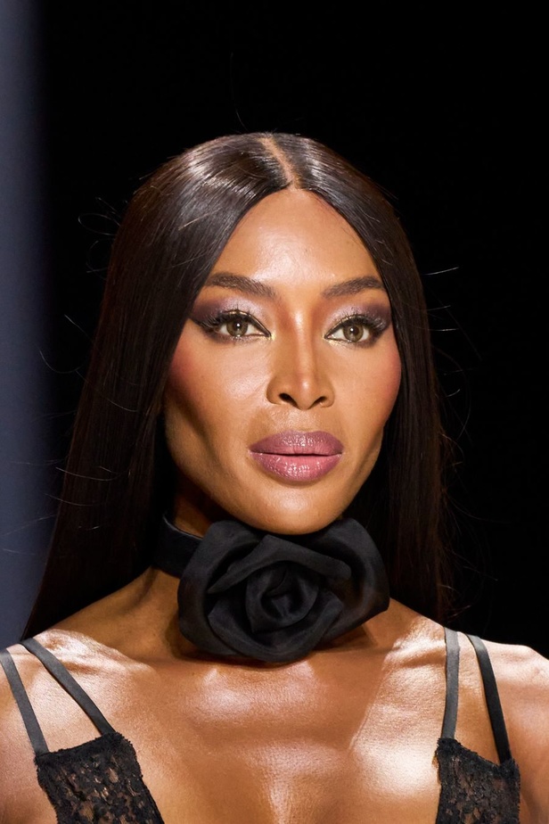 مجموعة دولتشي آند غابانا لربيع وصيف 2024 تكرّم النساء من جميع الأعمار بتصاميم أنثوية ومثيرة