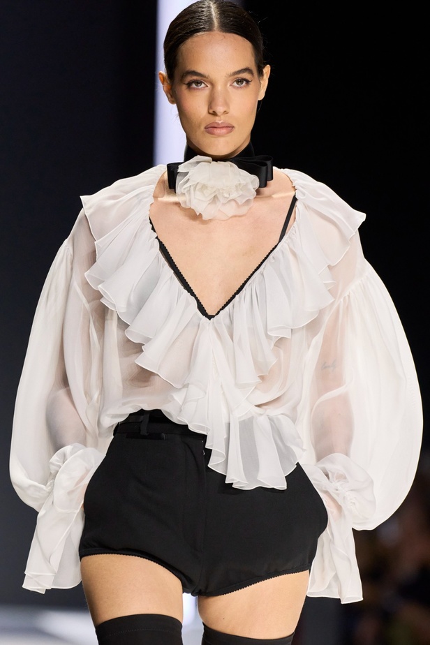 مجموعة دولتشي آند غابانا لربيع وصيف 2024 تكرّم النساء من جميع الأعمار بتصاميم أنثوية ومثيرة